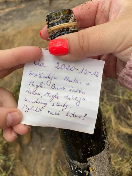 Linkėjimai: Matas ir Miglė pernai gruodį jūra siuntė žinią butelyje, linkėdami mylėti vieniems kitus.