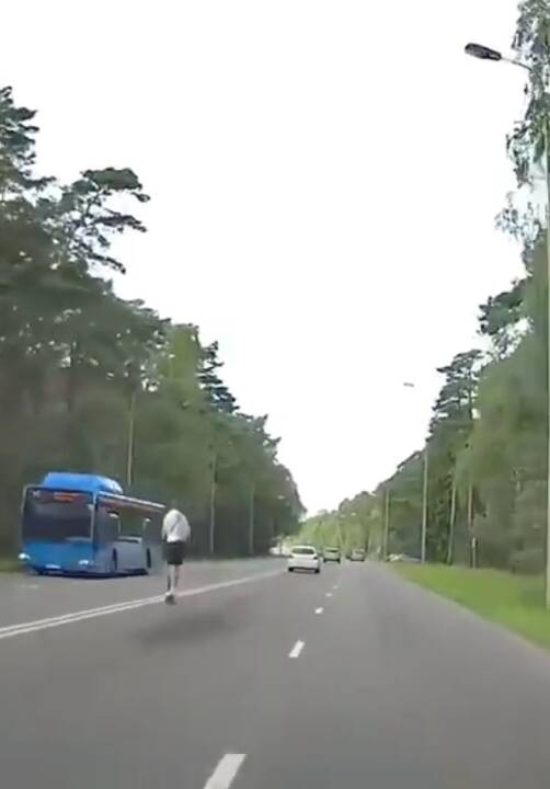 Viršūnė: P.Lideikio gatvėje paspirtukininkas kirto skersai kelio vienam automobiliui, perskriejo dvigubą ištisinę liniją ir vos neiššoko prieš autobuso nosį. Taip veikėjas perskriejo keturias eismo juostas.