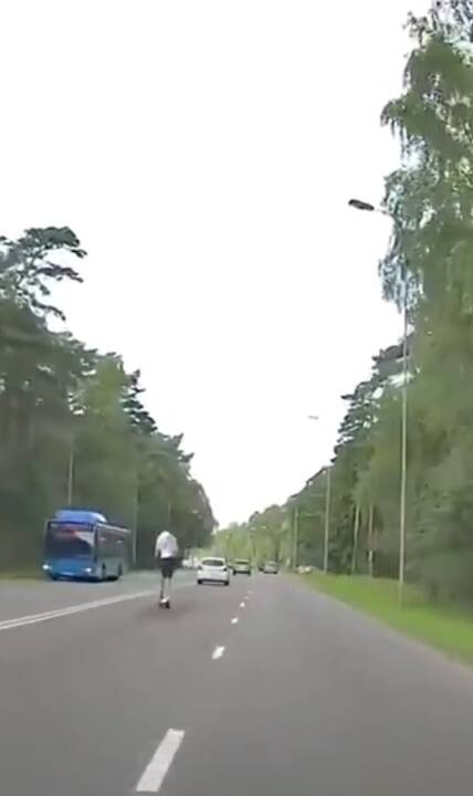 Viršūnė: P.Lideikio gatvėje paspirtukininkas kirto skersai kelio vienam automobiliui, perskriejo dvigubą ištisinę liniją ir vos neiššoko prieš autobuso nosį. Taip veikėjas perskriejo keturias eismo juostas.