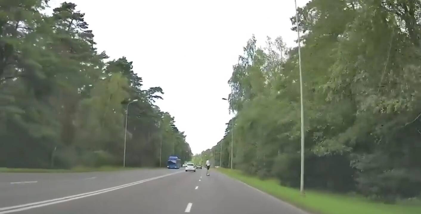 Viršūnė: P.Lideikio gatvėje paspirtukininkas kirto skersai kelio vienam automobiliui, perskriejo dvigubą ištisinę liniją ir vos neiššoko prieš autobuso nosį. Taip veikėjas perskriejo keturias eismo juostas.