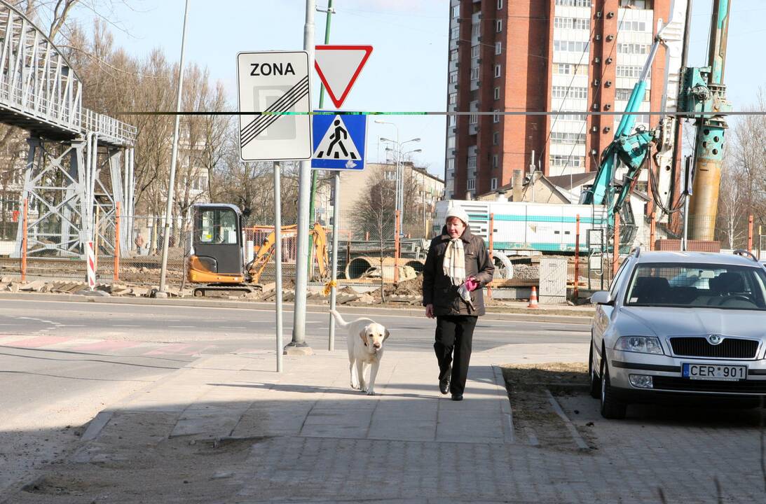 Skundai: arčiausiai geležinkelio ir pėsčiųjų tilto gyvenantys klaipėdiečiai lieja apmaudą, kad niekas nereaguoja į jų prašymus įrengti garsą slopinančią sienutę.