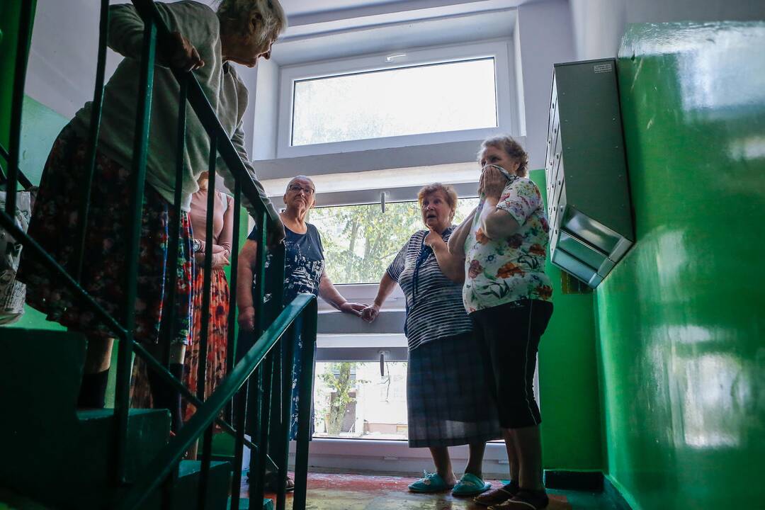 Nuostata: šiukšlėmis užgriozdintame ir dvokiančiame bute Baltijos prospekte gyvenanti garbaus amžiaus Ona į savo namus žmonių neįsileidžia ir su Socialinės paramos centro darbuotoja S.Beržiniene sutiko pasikalbėti tik laiptinėje.
