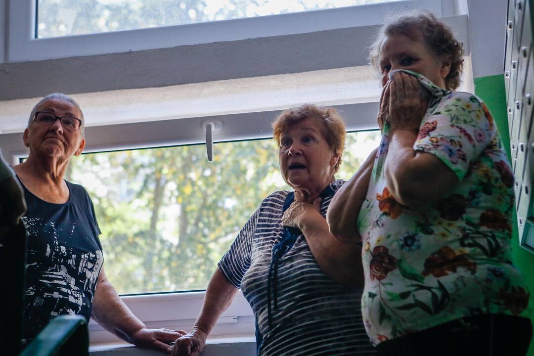 Nuostata: šiukšlėmis užgriozdintame ir dvokiančiame bute Baltijos prospekte gyvenanti garbaus amžiaus Ona į savo namus žmonių neįsileidžia ir su Socialinės paramos centro darbuotoja S.Beržiniene sutiko pasikalbėti tik laiptinėje.