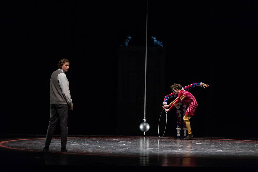 Tęstinumas: jubiliejinį NKDT sezoną pradedančiame, mąstyti apie teatro ateitį provokuojančiame spektaklyje vaidina skirtingų kartų aktoriai.