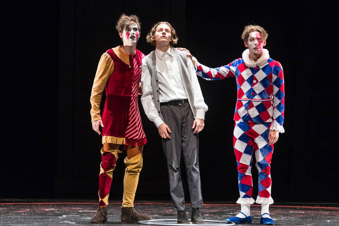 Tęstinumas: jubiliejinį NKDT sezoną pradedančiame, mąstyti apie teatro ateitį provokuojančiame spektaklyje vaidina skirtingų kartų aktoriai.