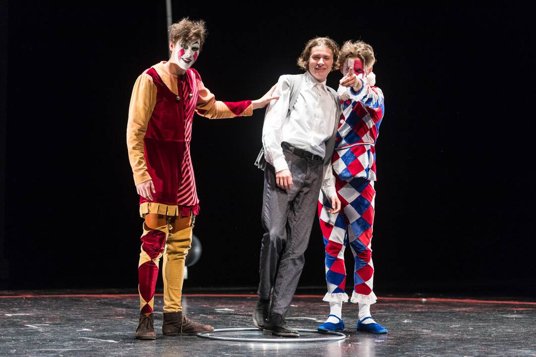 Tęstinumas: jubiliejinį NKDT sezoną pradedančiame, mąstyti apie teatro ateitį provokuojančiame spektaklyje vaidina skirtingų kartų aktoriai.