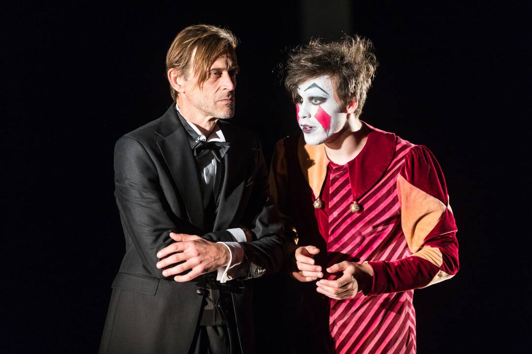 Tęstinumas: jubiliejinį NKDT sezoną pradedančiame, mąstyti apie teatro ateitį provokuojančiame spektaklyje vaidina skirtingų kartų aktoriai.