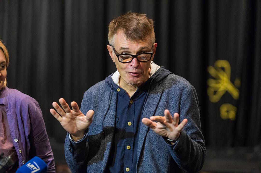 Tęstinumas: jubiliejinį NKDT sezoną pradedančiame, mąstyti apie teatro ateitį provokuojančiame spektaklyje vaidina skirtingų kartų aktoriai.