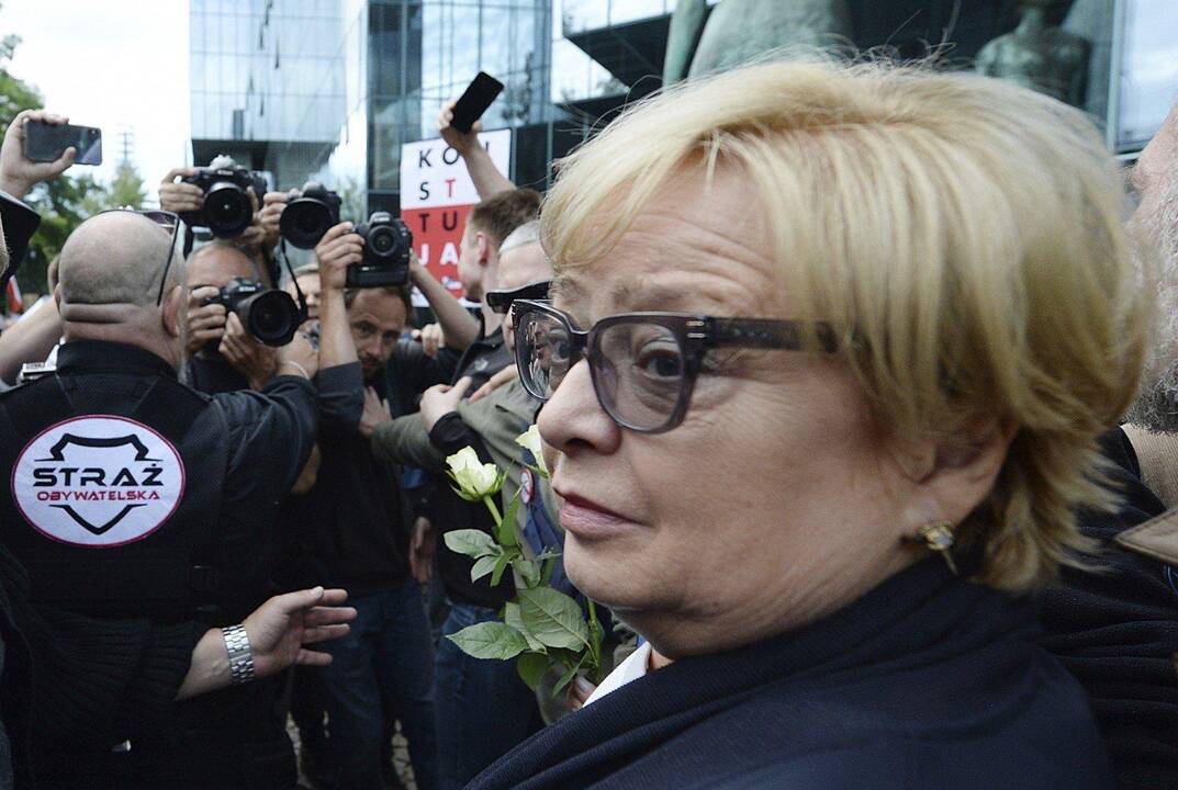 Į pensiją verčiama eiti Lenkijos AT pirmininkė priešinasi naujam įstatymui