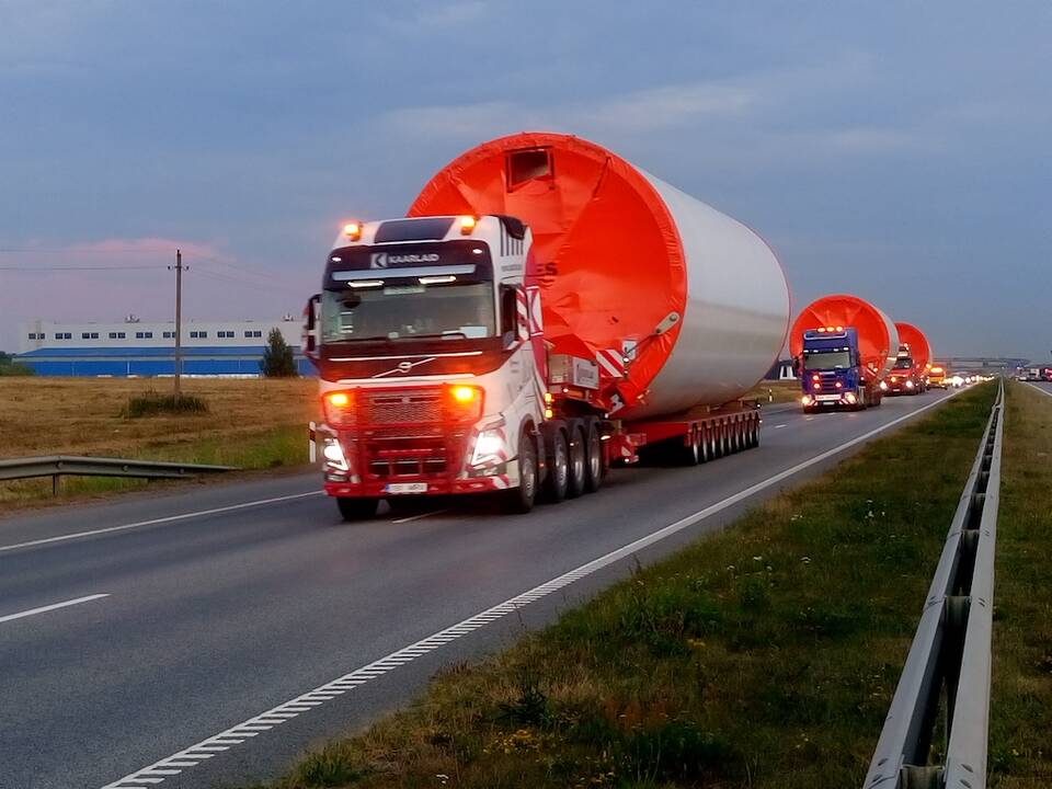Netikėtumas: vėjo jėgainių bokštus vežantys sunkvežimiai sustabdė eismą žiedinėje Jakų sankryžoje.
