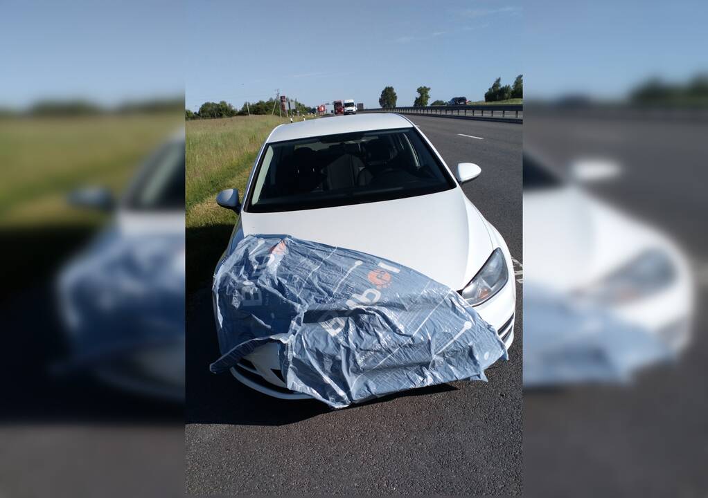 Incidentas: iš priekyje važiavusio šiukšliavežio pasipylus statybinėms atliekoms, paskui važiavusiam klaipėdiečiui teko sustoti šalikelėje.