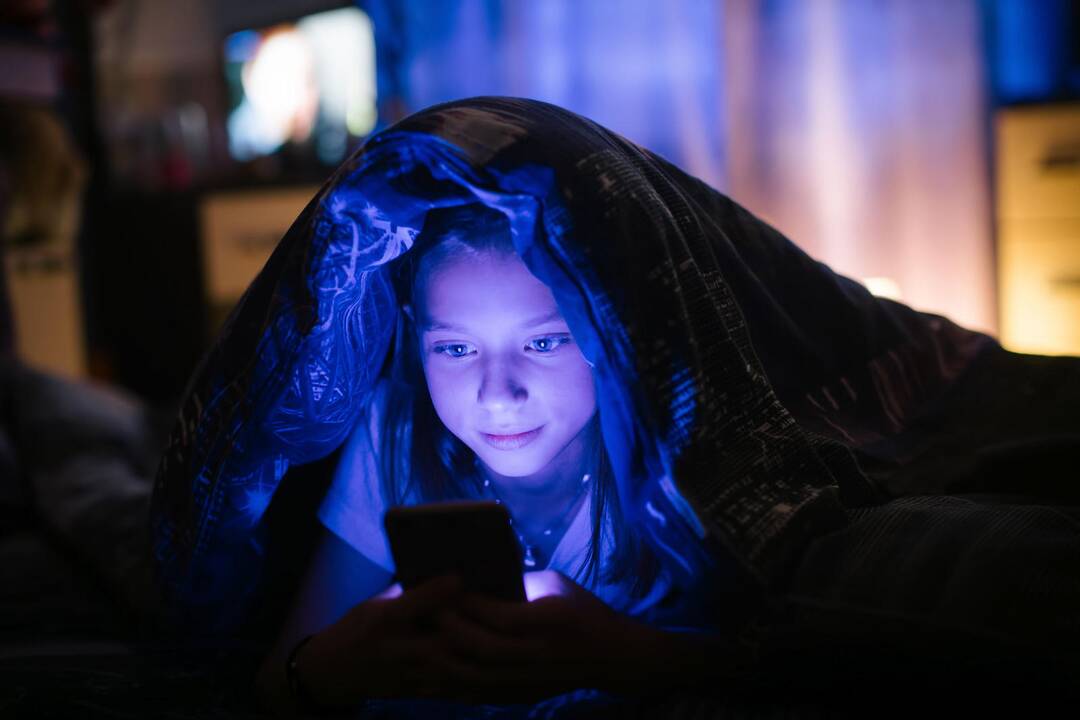 Žalinga: jei prieš miegą naršote telefonu ar planšete, mėlyna spalva pažadina smegenis ir ne tik sumažina melatonino gamybą, bet ir sulaiko tą procesą dviem trims valandoms.