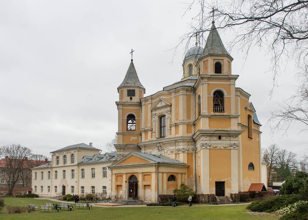 Vienybė: Vilniuje, Antakalnyje, stovinti Išganytojo bažnyčia su trinitorių vienuolynu ir Sapiegų rūmais kadaise sudarė didingą ansamblį.