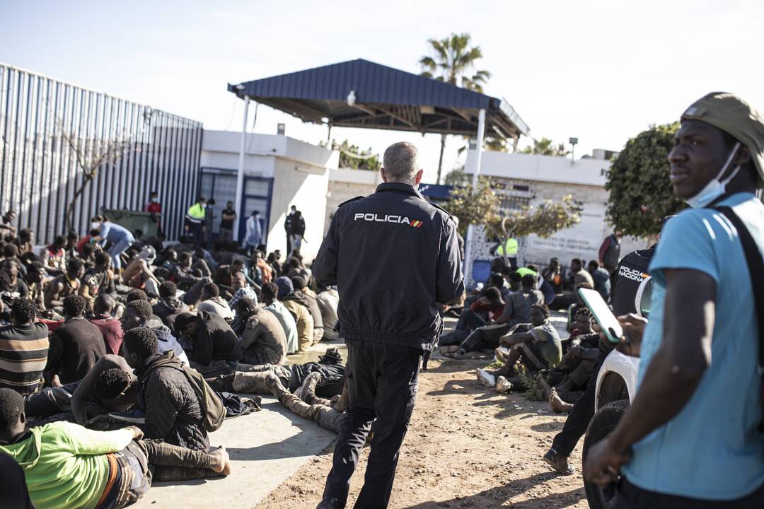 1,2 tūkst. migrantų vėl bandė prasiveržti iš Maroko į Ispanijos Meliljos anklavą 