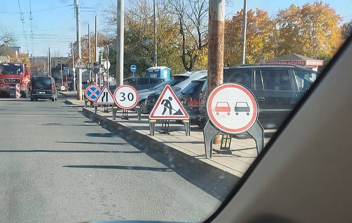 Suglumino kelio ženklų gausa: užsižiūrėjęs ir avariją gali padaryti