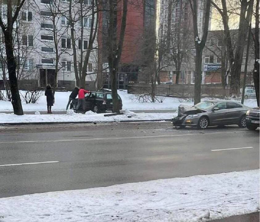 Uostamiestyje – dviejų automobilių avarija: vienas jų užlėkė ant šaligatvio