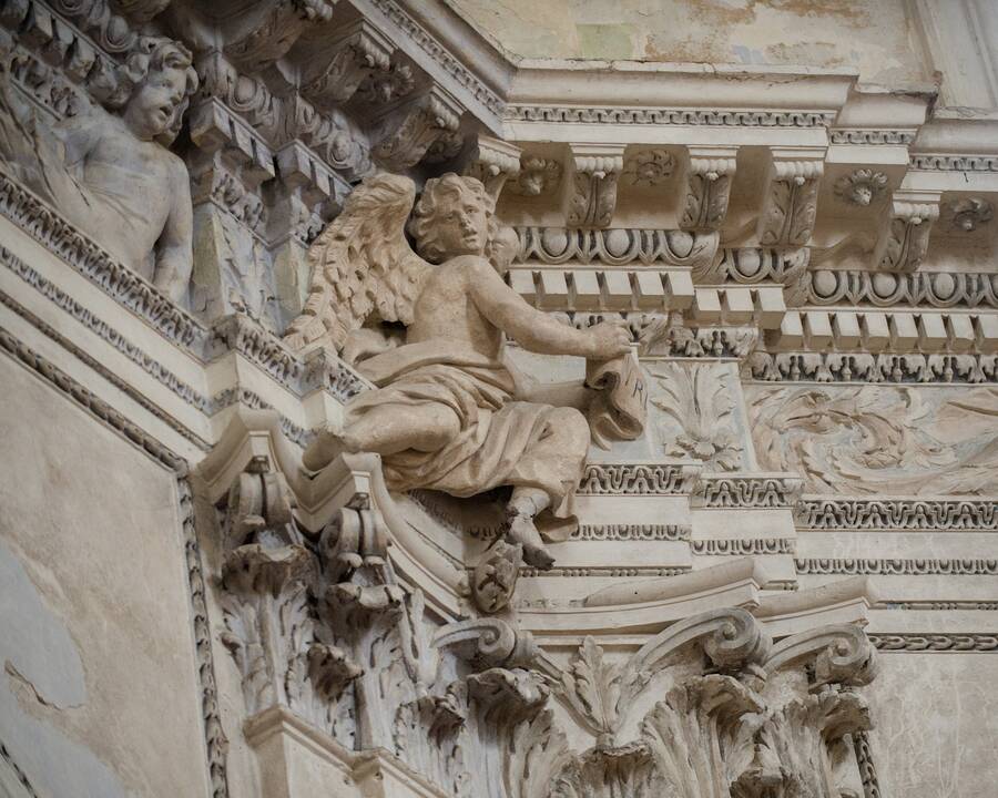 Vienybė: Vilniuje, Antakalnyje, stovinti Išganytojo bažnyčia su trinitorių vienuolynu ir Sapiegų rūmais kadaise sudarė didingą ansamblį.