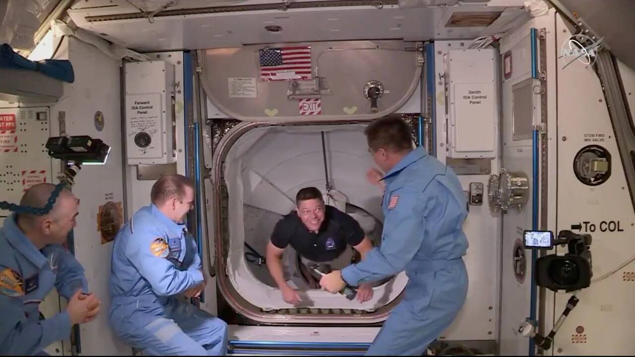 Dėl atogrąžų audros gali būti atidėtas pirmosios „SpaceX“ įgulos sugrįžimas į Žemę
