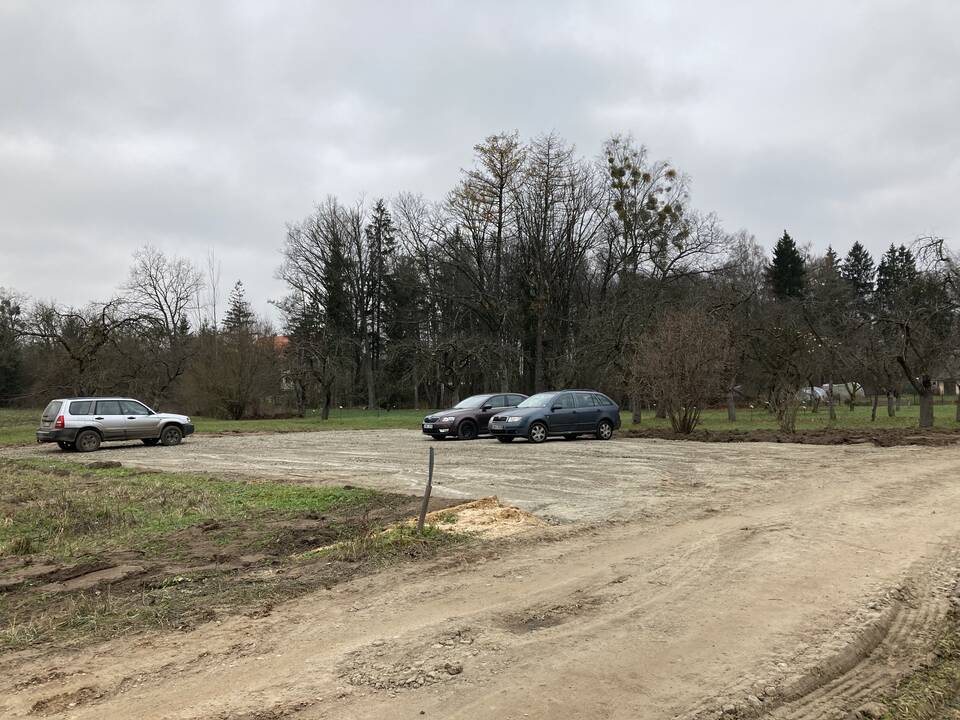 Sodyboje yra ir 115 kilnojamųjų kultūros vertybių: daugiausia baldų, paveikslų, medžioklės trofėjų, indų, asmeninių T. Ivanausko daiktų.