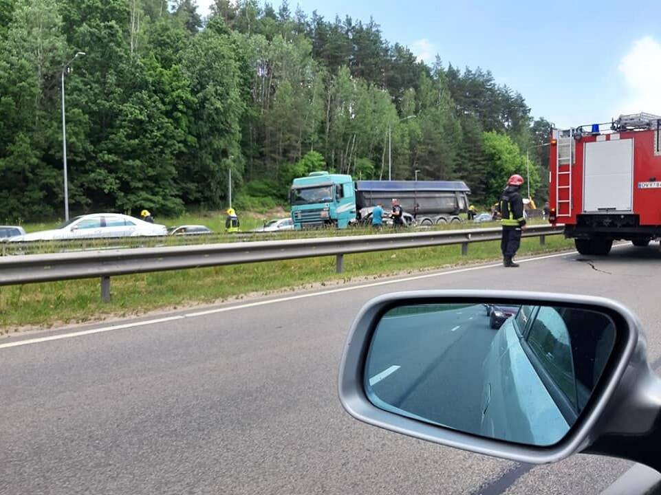 Avarija sostinėje: vilkikas prispaudė automobilį, ant kelio išsiliejo kuras