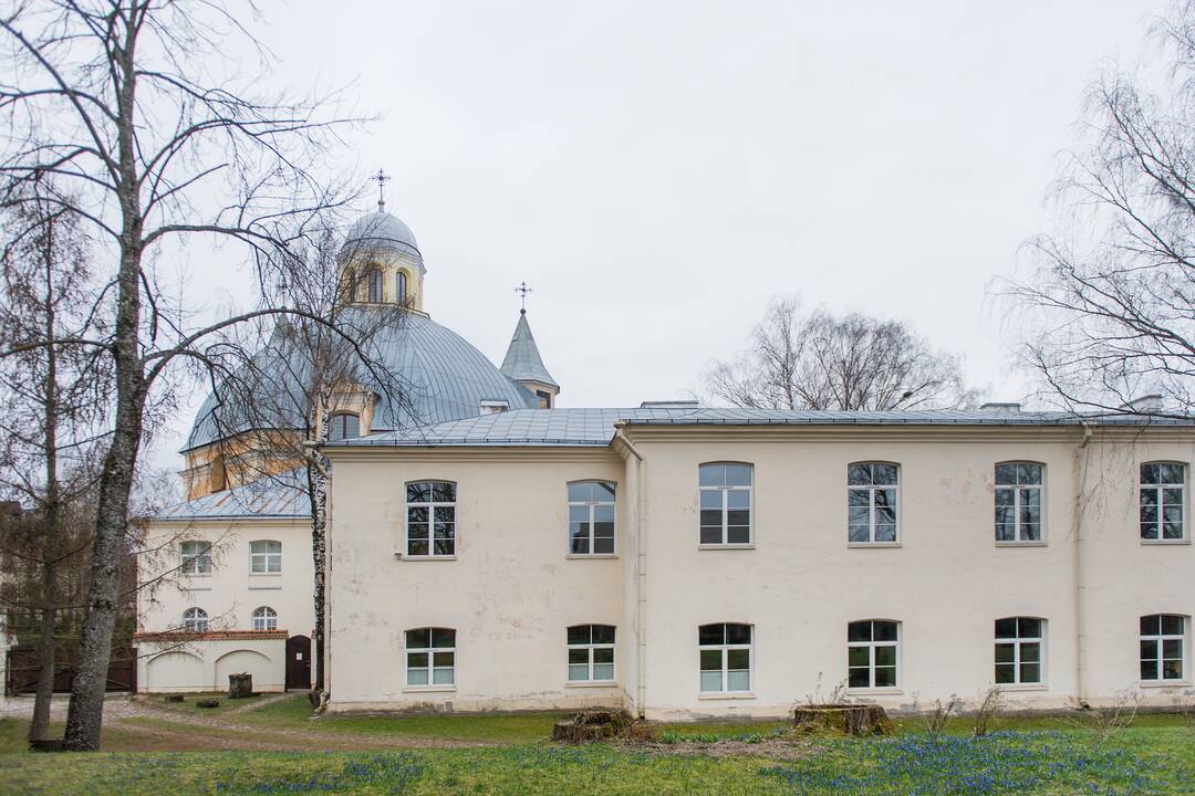 Vienybė: Vilniuje, Antakalnyje, stovinti Išganytojo bažnyčia su trinitorių vienuolynu ir Sapiegų rūmais kadaise sudarė didingą ansamblį.
