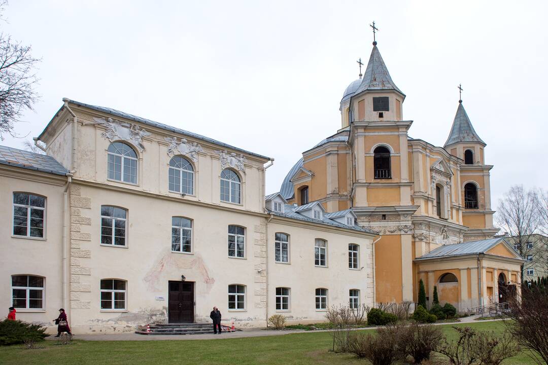 Vienybė: Vilniuje, Antakalnyje, stovinti Išganytojo bažnyčia su trinitorių vienuolynu ir Sapiegų rūmais kadaise sudarė didingą ansamblį.