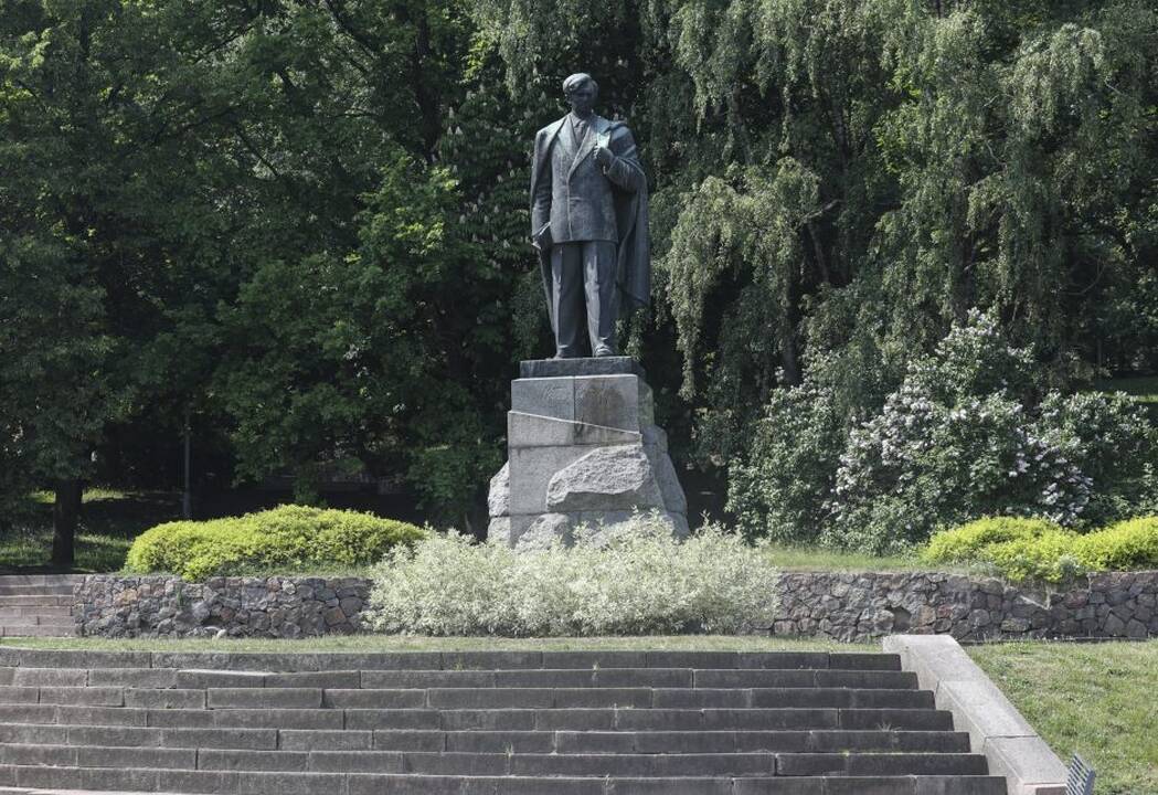 Paveldosaugininkai spręs dėl P. Cvirkos paminklo ir aikštės likimo Vilniuje