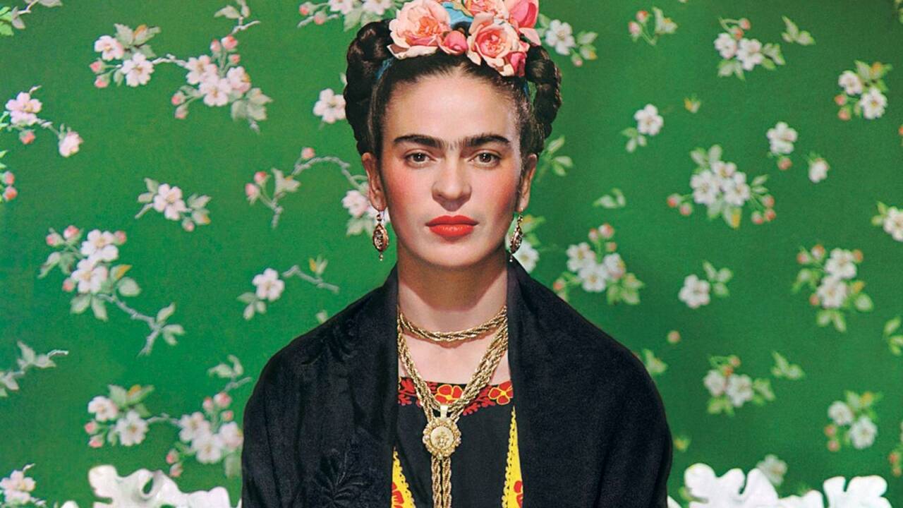 Frida: į vieną suvesti antakiai ir gėlių girlianda plaukuose – ikoniniais tapę simboliai, atpažįstami net ir menu nesidominčių žmonių.