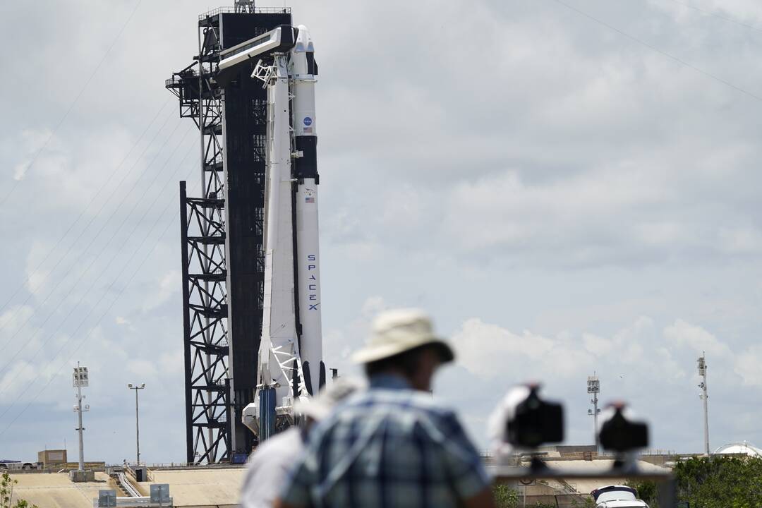 „SpaceX“ erdvėlaivio skrydis tebeplanuojamas, nepaisant nepalankių orų
