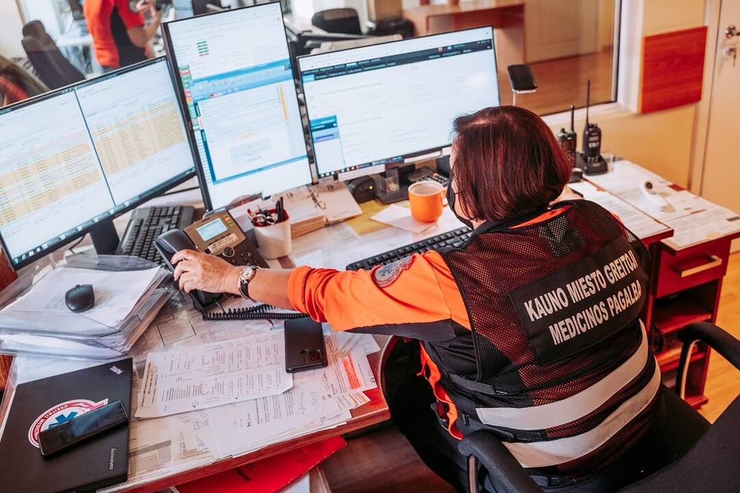 Krūvis: pamainos vyresnioji gydytoja per parą vidutiniškai koordinuoja apie 300 iškvietimų.
