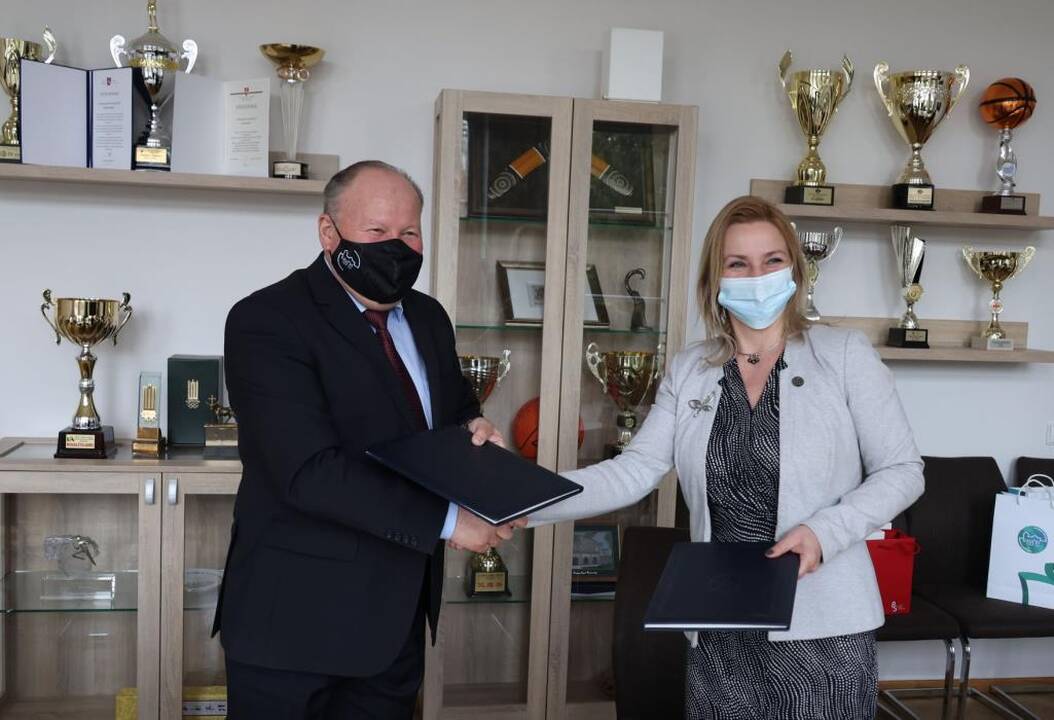 Bendradarbiavimas: sutarties tarp LSU rektorės D.Rėklaitienės ir Kauno rajono mero V.Makūno pasirašymo momentas.