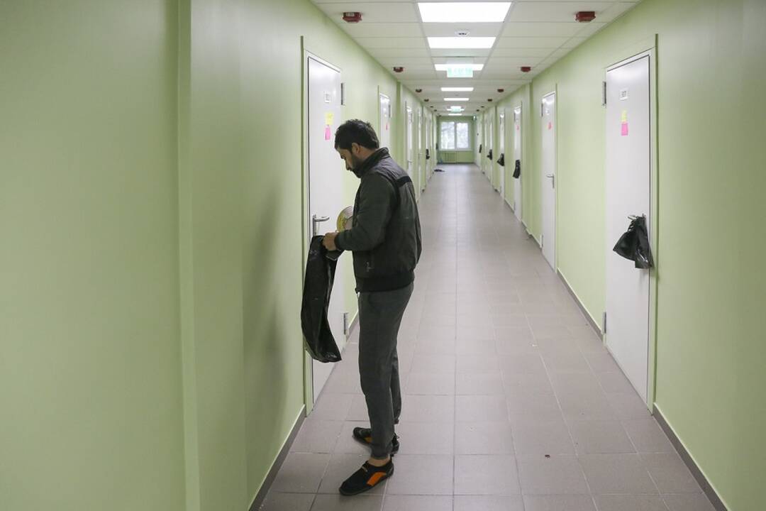 VRM skelbia apie gerėjančias migrantų sąlygas, Raudonasis Kryžius dar mato problemų