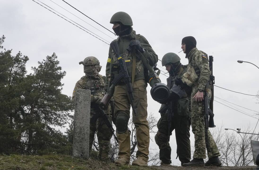 JAV milijardierius J. Isaacmanas asmeniškai atgabeno pagalbos Ukrainos kariuomenei