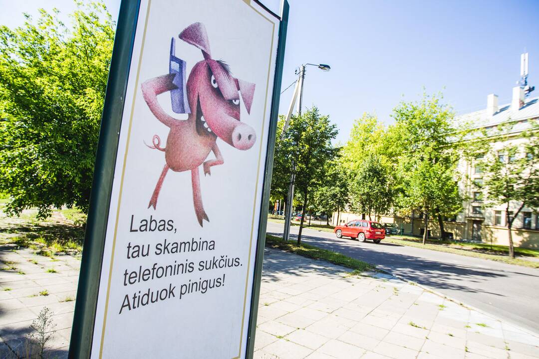 Telefoniniai sukčiai iš trijų žmonių išviliojo tūkstančius eurų