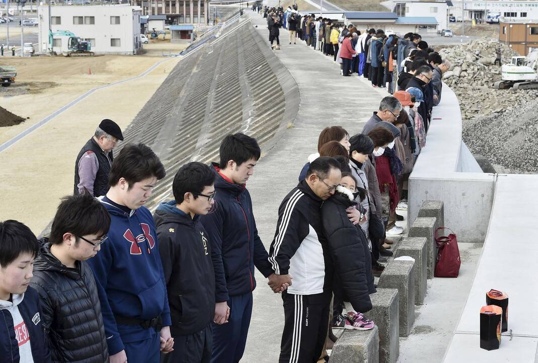 Japonija paminėjo tylos minute katastrofinio žemės drebėjimo ir cunamio metines