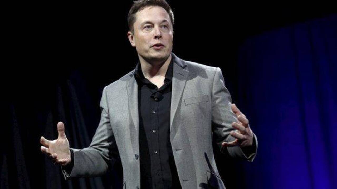 E. Muskas atskleidė, kada pasirodys bepiločiai „Tesla“ elektromobiliai