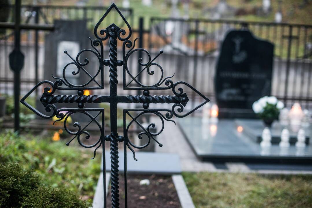Vaiką sužalojo kapinėse nuvirtęs paminklas