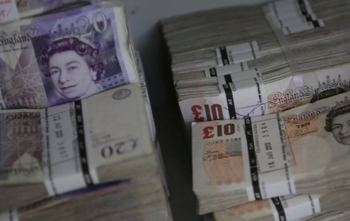 Anglijos bankas popierines kupiūras keis plastikiniais banknotais