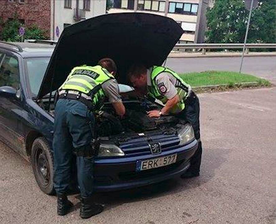 Pagalba: Kauno policininkai sutvarkė automobilį