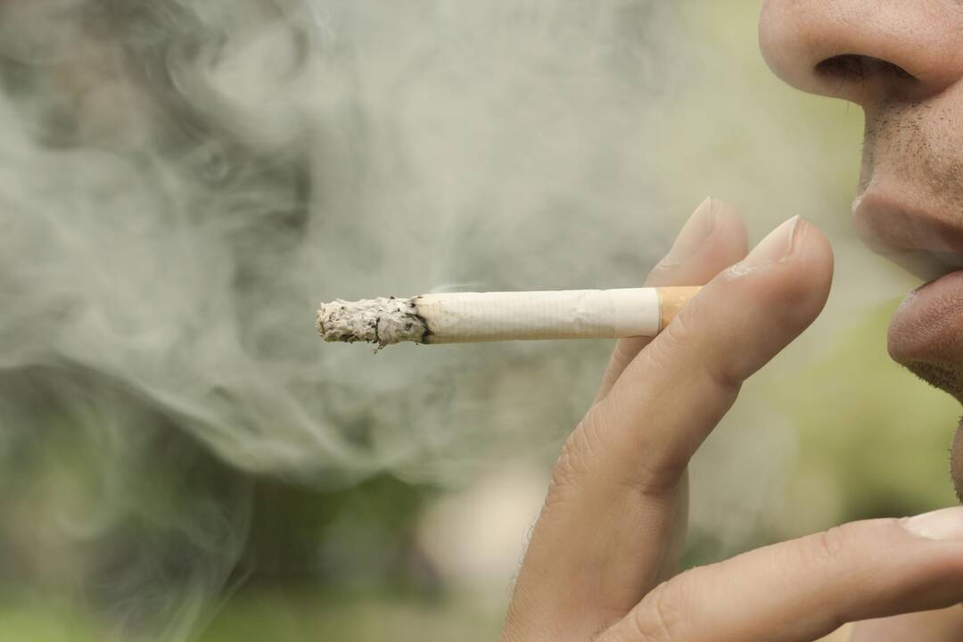 Rūkalius už aplinkos teršimą siūloma bausti brangesnėmis cigaretėmis