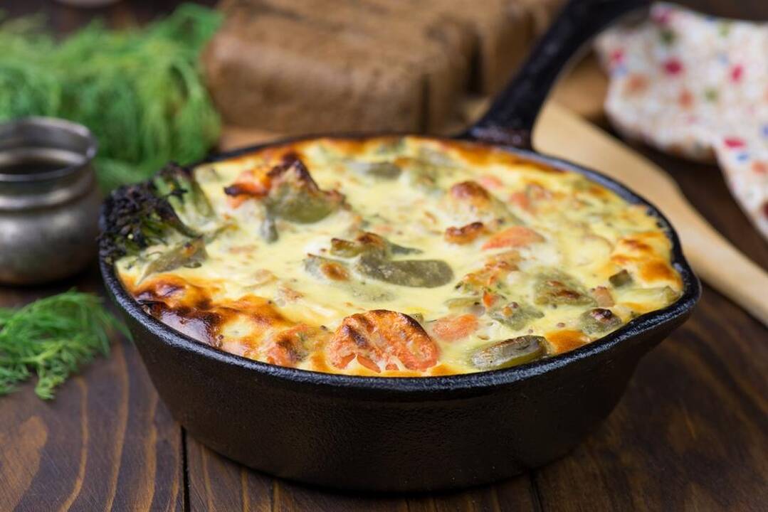Daržovių apkepas su duonos kubeliais