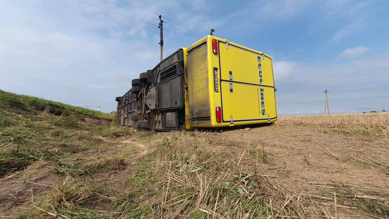 Apvirtęs autobusas.