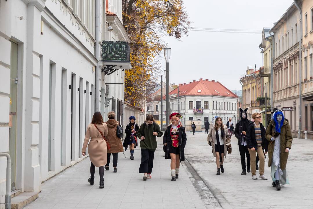 Naujieji šviestuvai (kairėje), senieji šviestuvai (dešinėje)
