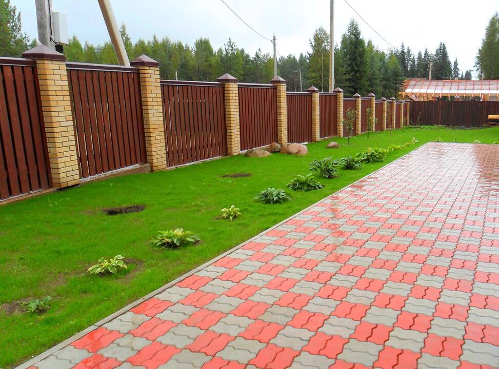 Atspindys: prie modernaus šiuolaikinės architektūros statinio labiausia dera tiesūs, iš keturkampių detalių sudėlioti takai. 