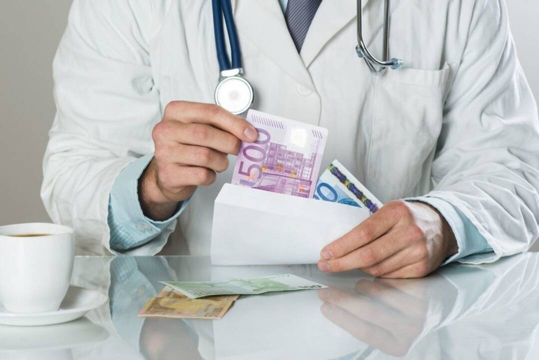 Kaltu dėl kyšininkavimo pripažintam Rokiškio medikui teismas skyrė 50 tūkst. eurų baudą