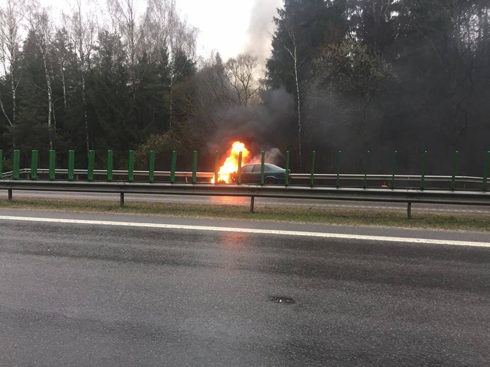 Greitkelyje atvira liepsna degė BMW