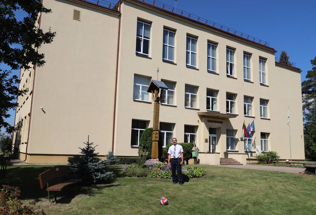 Pirmoji: Zapyškio seniūnijos Dievogalos kaimo gyventojų Vitalijos ir Andriaus Kuzmenkovų pirmagimė ir būsimoji pirmokė Andrėja jau džiaugiasi pirmoko kraiteliu.