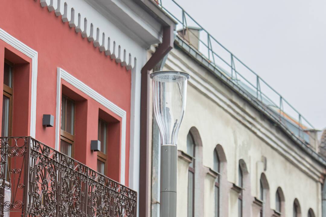 Naujieji šviestuvai (kairėje), senieji šviestuvai (dešinėje)