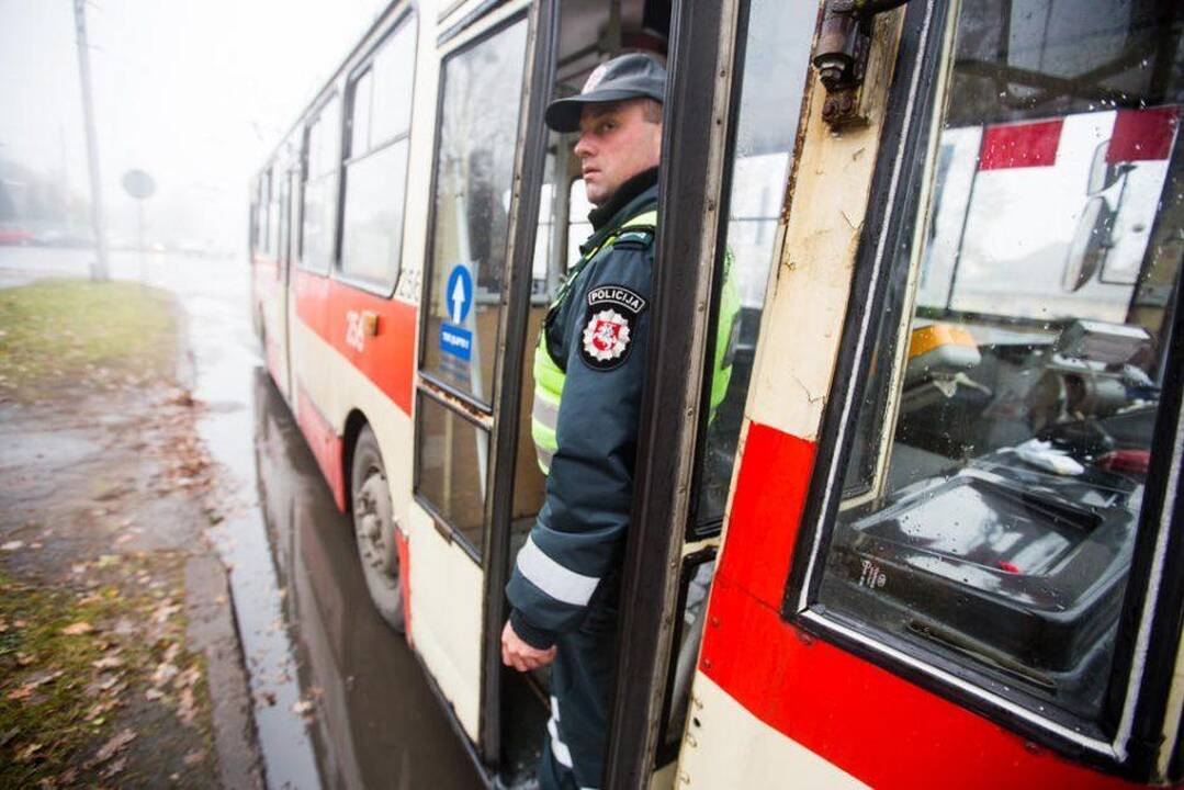Troleibuse senjorą bandžiusi apvogti moteris pasiųsta į pareigūnų rankas