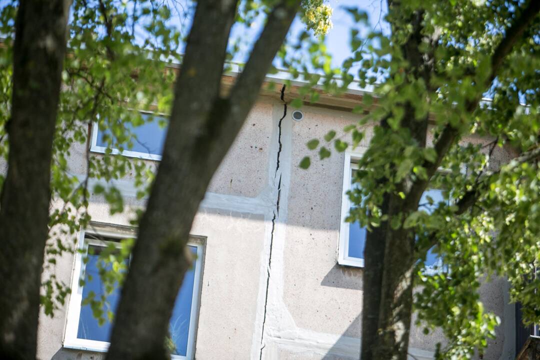 Kauno daugiabučio sienoje atsivėrė didžiulis plyšys